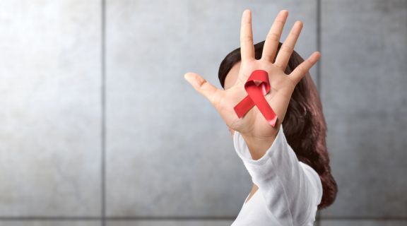 Quais são os sintomas do HIV feminino iniciais e quando fazer o teste 