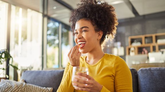 Suplementos para mulheres: conheça alguns para cada objetivo e saúde feminina