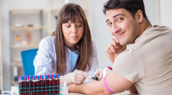 Tomei cerveja, posso fazer exame de sangue? Entenda o que muda nos resultados