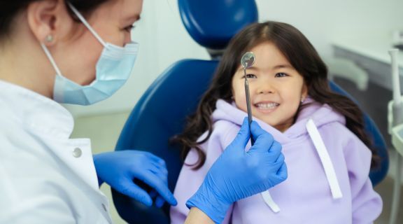 Dentista pediatra: como ele ajuda na saúde bucal das crianças