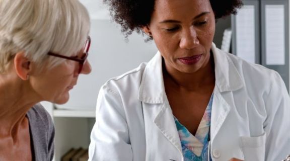 Alzheimer: o que é, sintomas, tratamentos e quando buscar ajuda médica