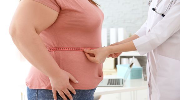 médica assistindo a paciente que fará cirurgia bariatrica