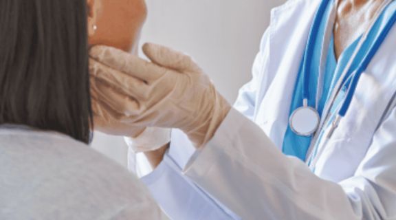 médica explica a diferença entre hipotireoidismo e hipertireoidismo
