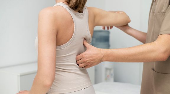 Escoliose lombar: sintomas, causas e tratamento disponível