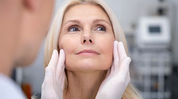 Lifting facial: entenda o procedimento e os benefícios para a pele