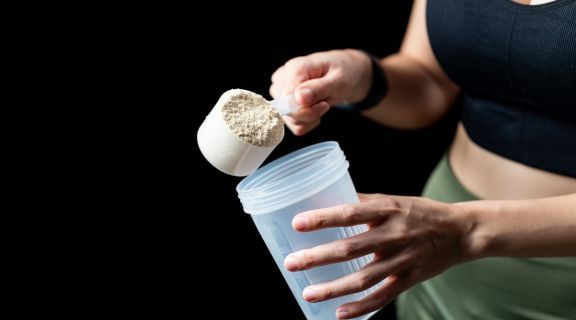 Whey protein ajuda a emagrecer? entenda o papel da proteína nas refeições