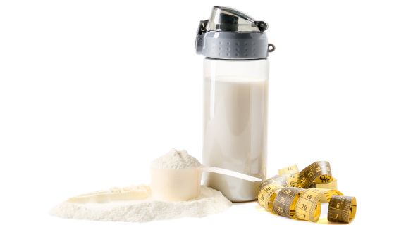 Whey protein engorda se não malhar? Entenda a relação entre calorias e suplementos